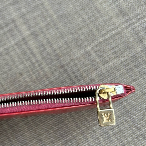 💯% Auth. Louis Vuitton Key Cles Vernis red - Picture 13 of 17